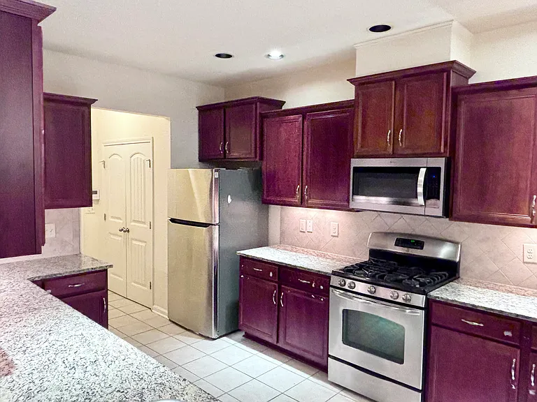 535 Whitworth Ln — Photo 3