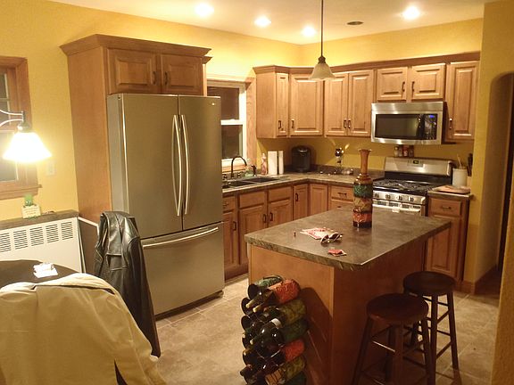 eat in kitchen w/ island