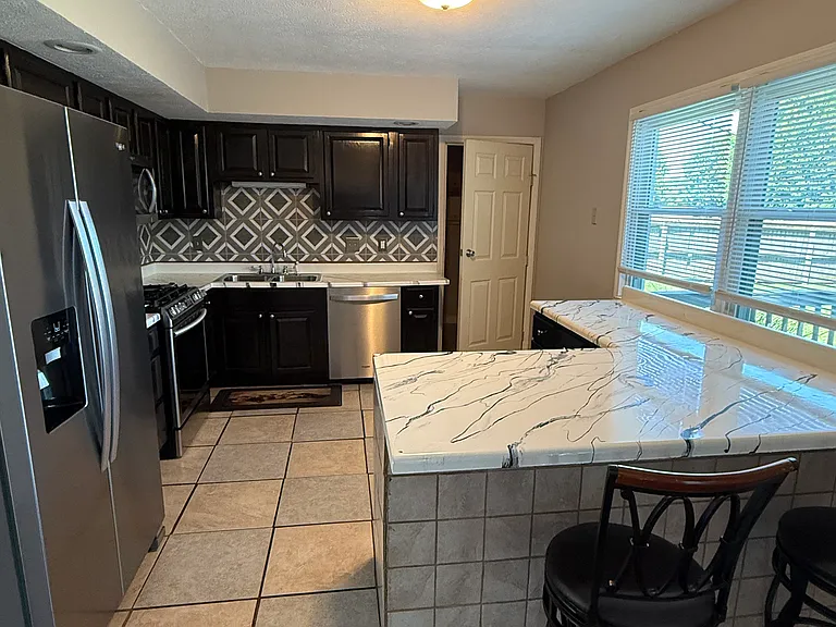 827 Cypress Dr — Photo 4