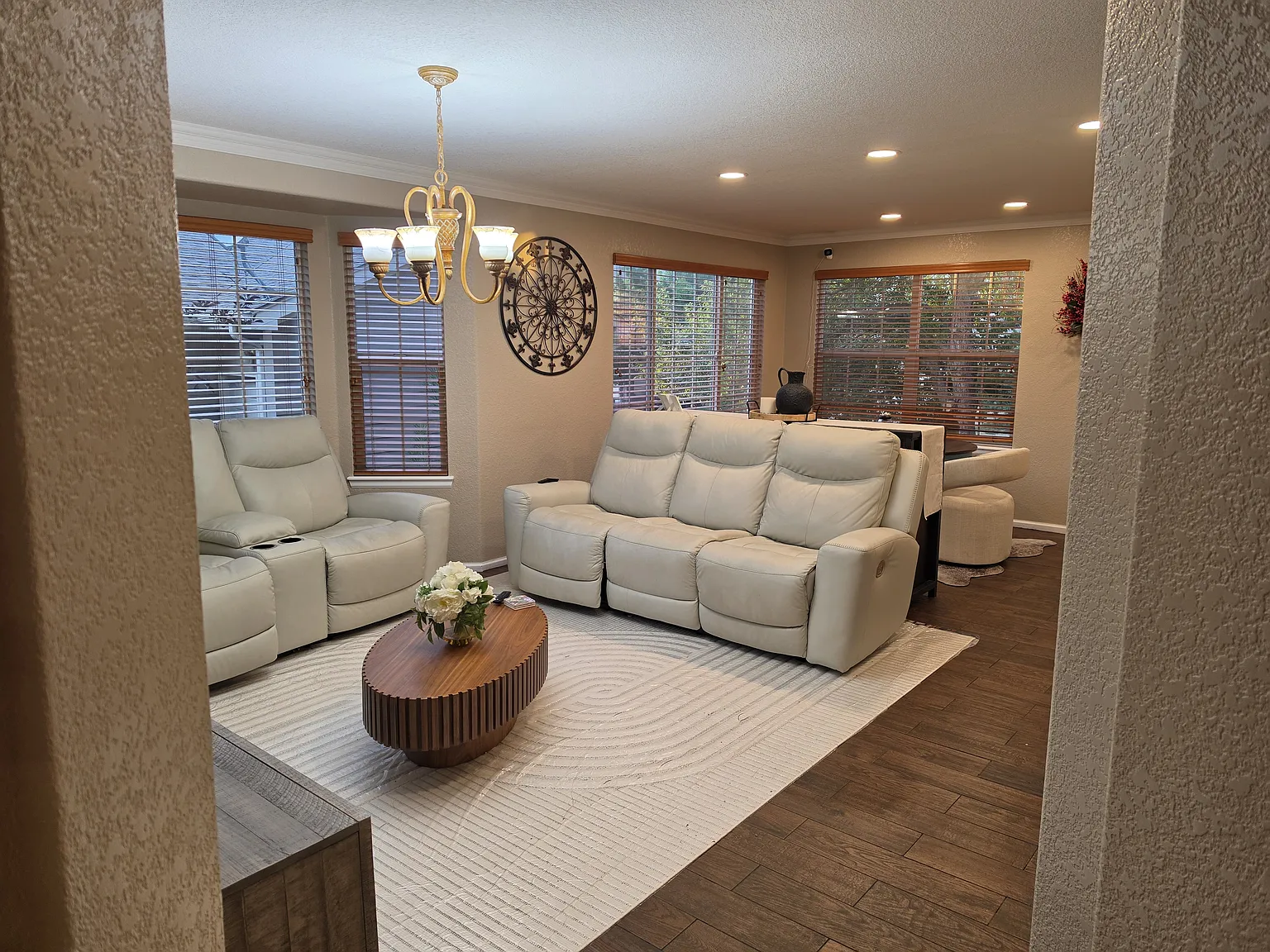5 bed, 3.5 bath, 3102 sqft, $3,900 — Photo 2
