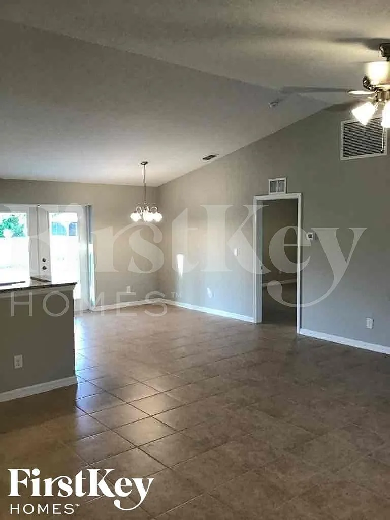 3 bed, 2.0 bath, 1612 sqft, $1,945 — Photo 3