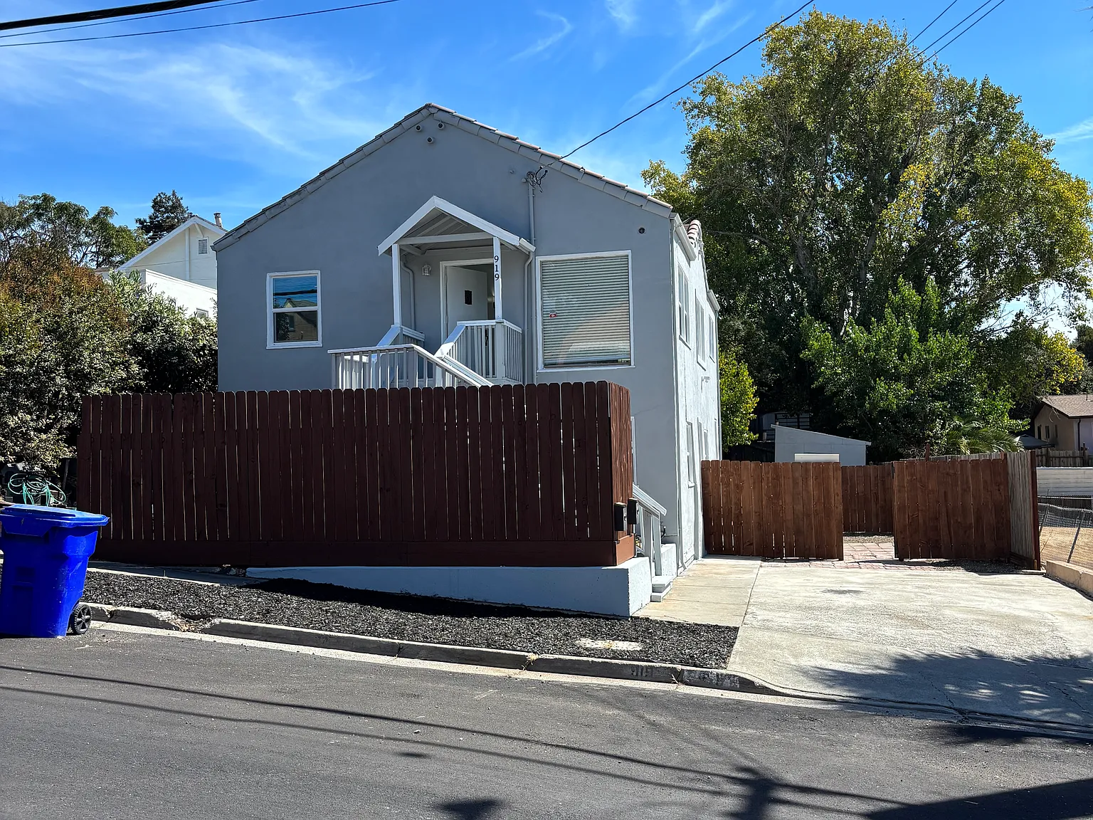2 bed, 850 sqft, $2,250 — Photo 1