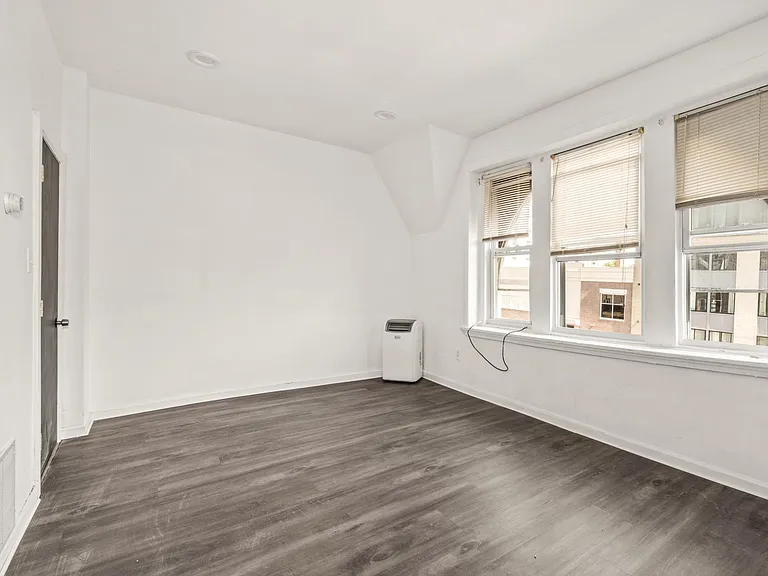 5-4230 Chestnut St #5 — Photo 4