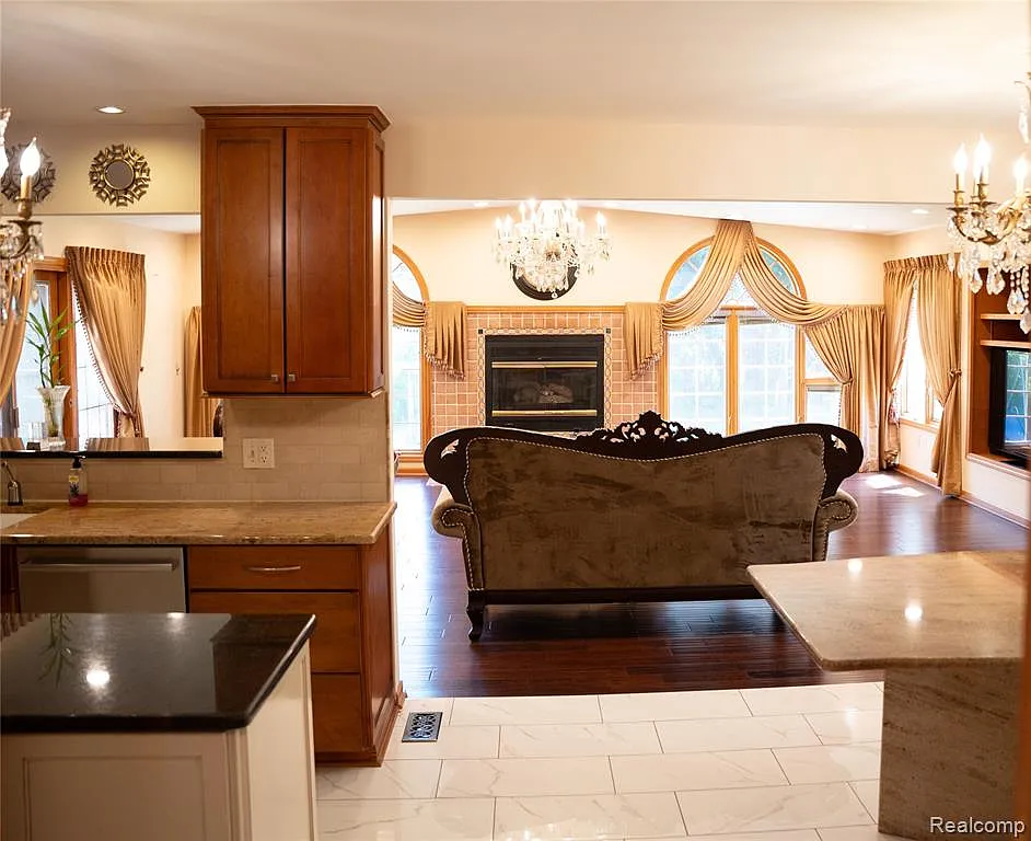 5 bed, 2.5 bath, 3417 sqft, $3,500 — Photo 4
