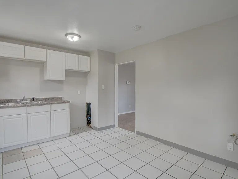 5147 E 10th Ave — Photo 5