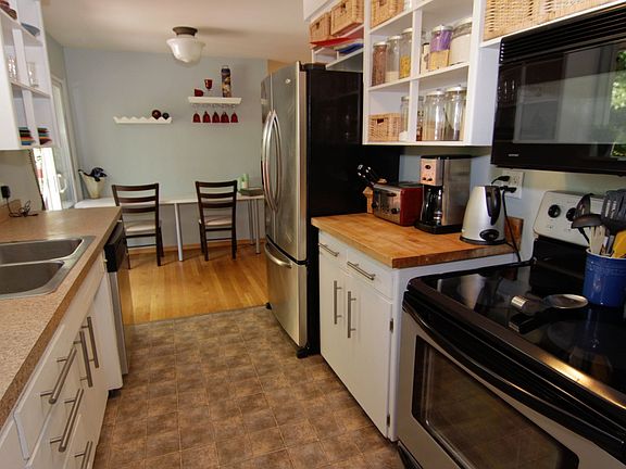 Kitchen w/eat-in area