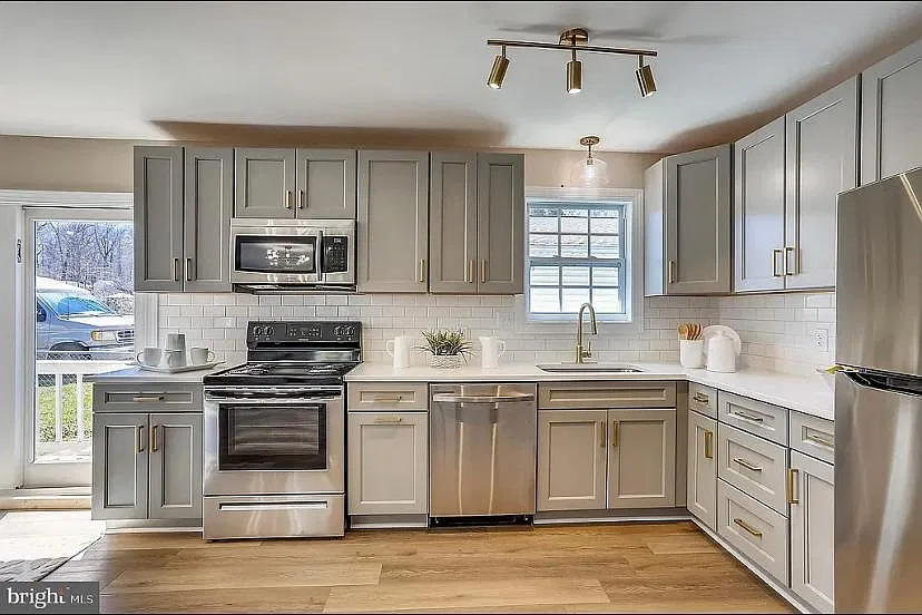 3 bed, 1040 sqft, $2,750 — Photo 2