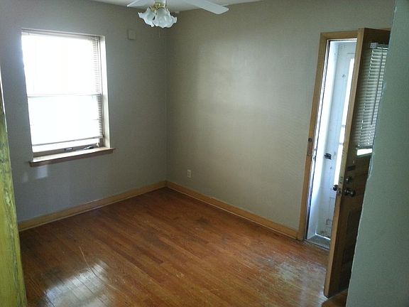 1 bedroom &rear exit to back yard
