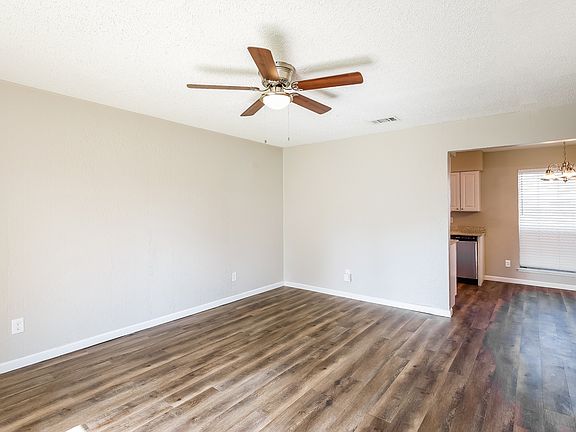 4th image of 1018 Greencove Dr