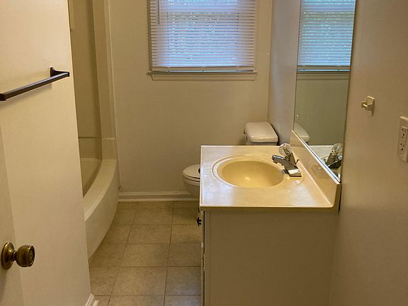 5th image of 1593 Deer Lake Dr
