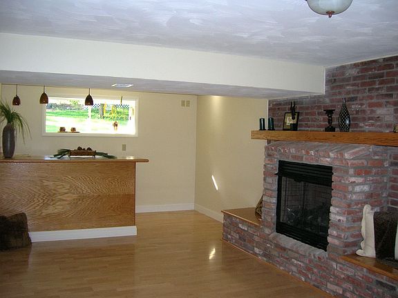 Familyroom. Wet bar 