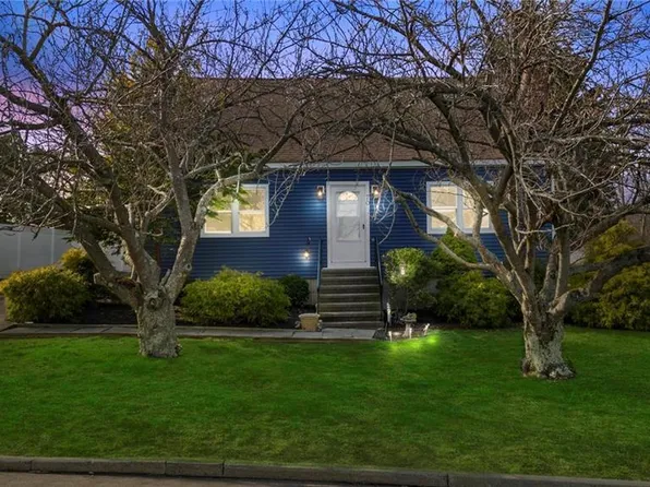 70 Holland Hill Circle, Bridgeport, CT 06606