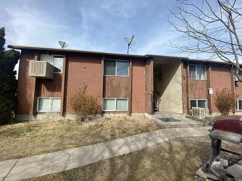 2 bed, 1.0 bath, 900 sqft, $995 — Photo 1