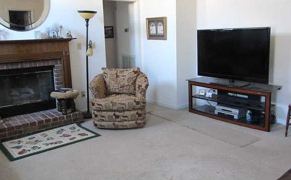 Nice living room with gas fireplace and high ceilings