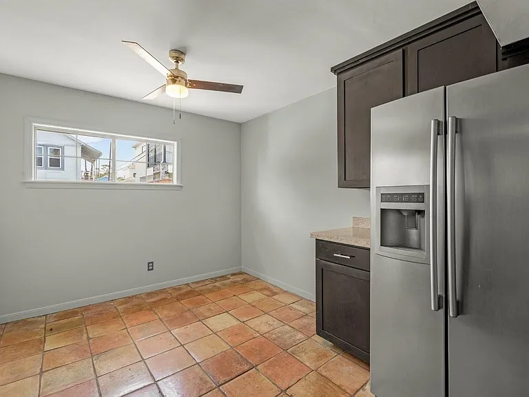 2415 Columbia St — Photo 6
