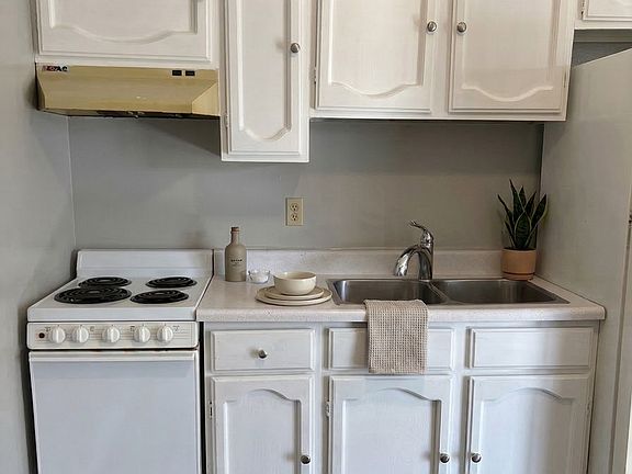 2nd image of 125 Sherwood Ct #7