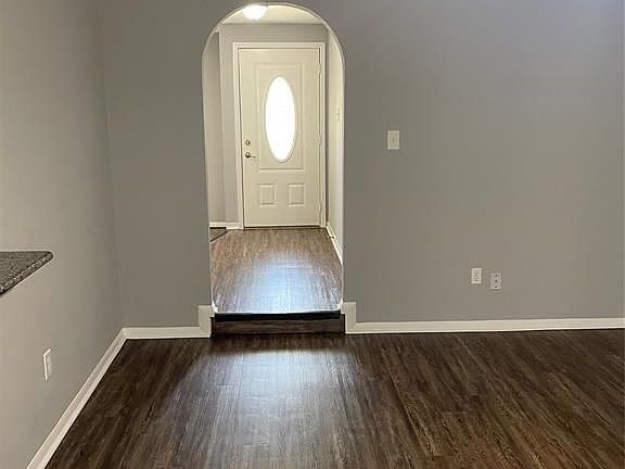 4th image of 614 Meadowglen Dr