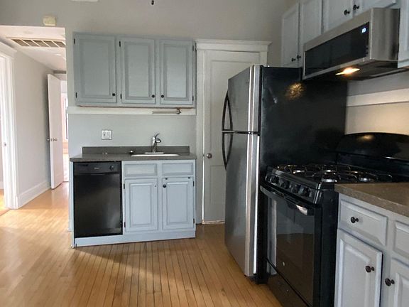 3rd image of 3753 N Southport Ave