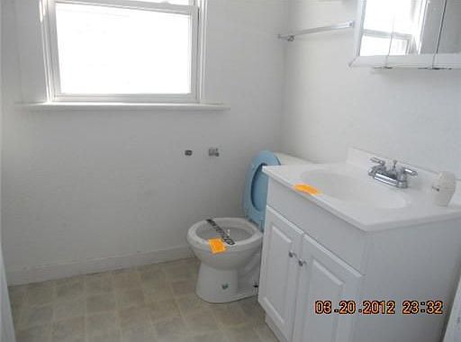 5th image of 623 W Norman Ave