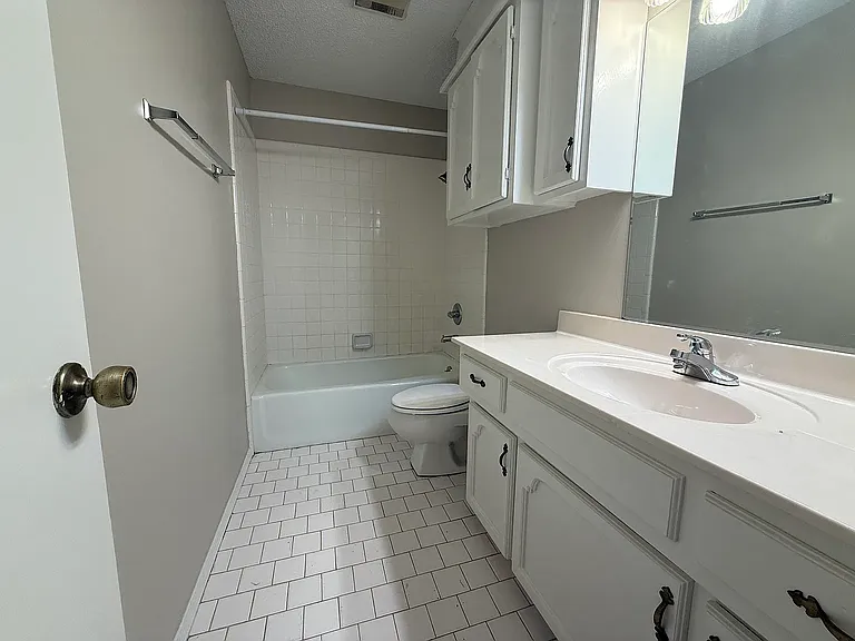 302 E 24th Ct — Photo 10