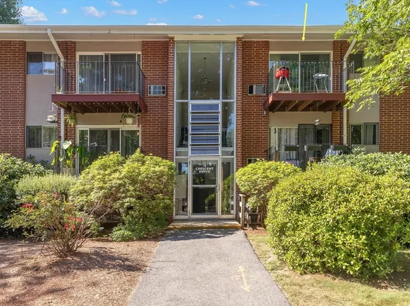 11 Crescent Dr APT 10, Andover, MA 01810
