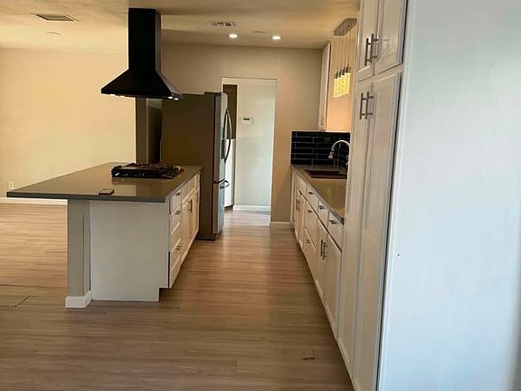 3rd image of 917 Sahara Way