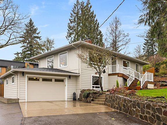 3rd image of 901 SW Maplecrest Ct