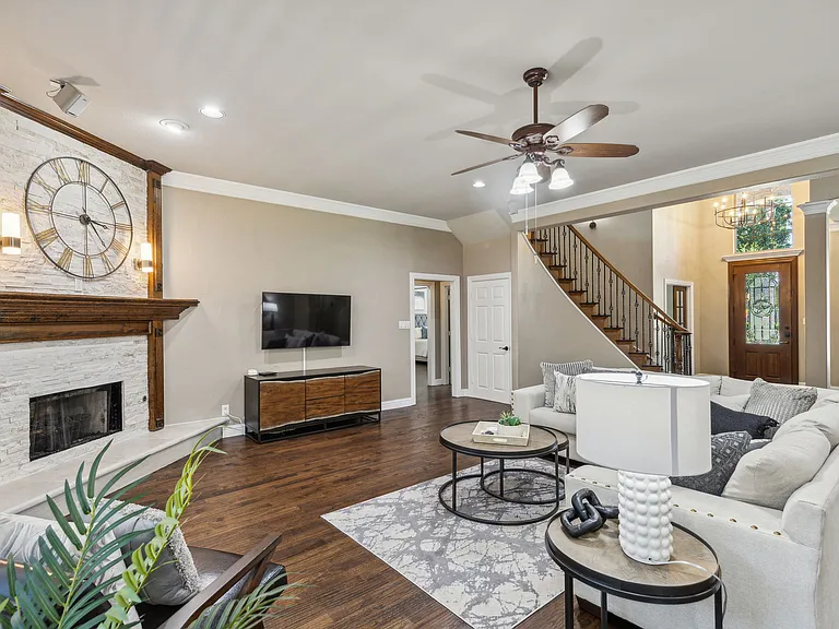 2304 Miller Ct — Photo 4