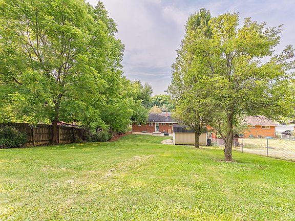 4th image of 403 Mary Lane Cir
