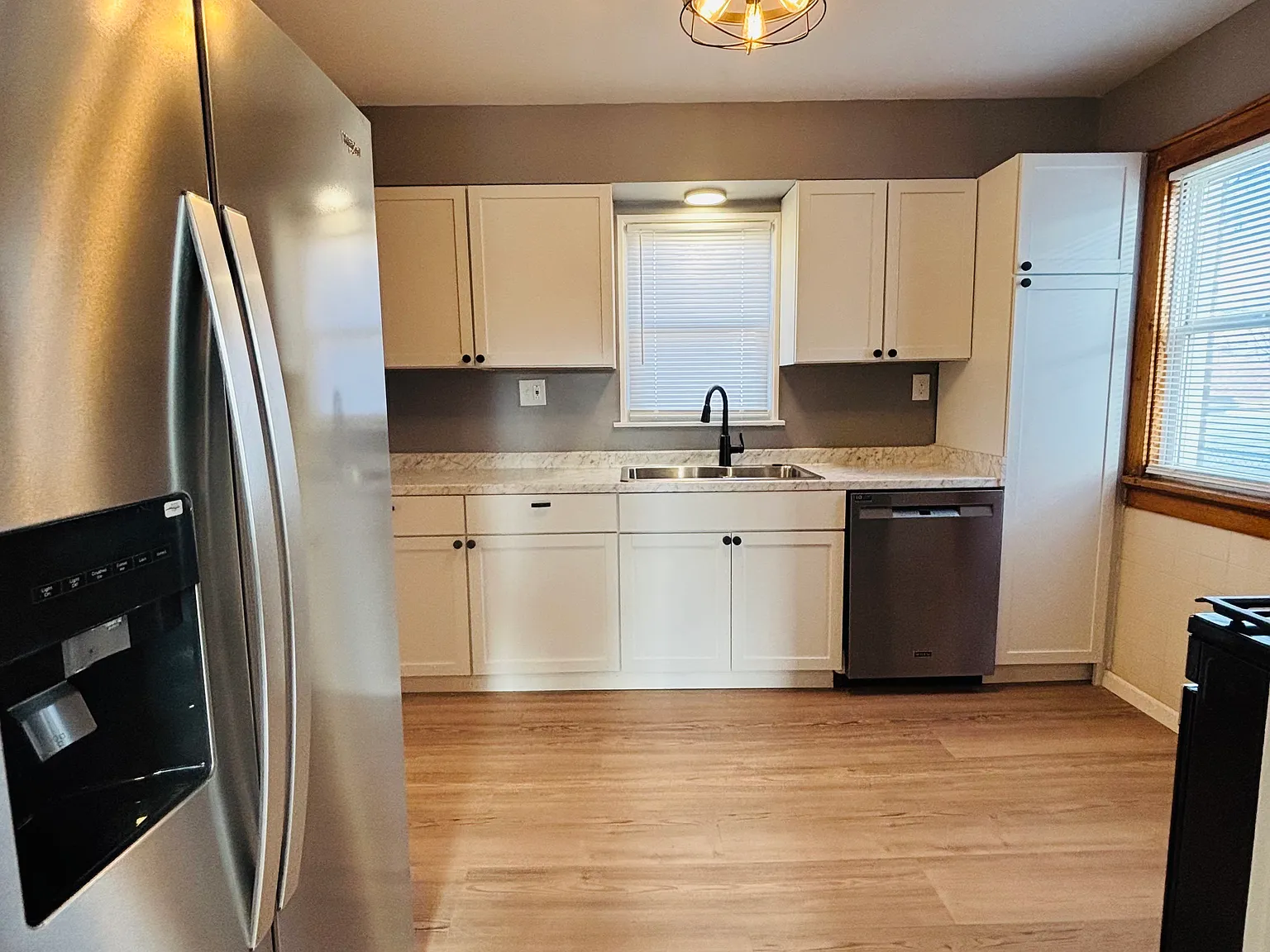 3 bed, 1.5 bath, 1460 sqft, $2,290 — Photo 3