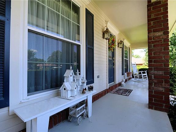 2nd image of 418 N 37th Pl