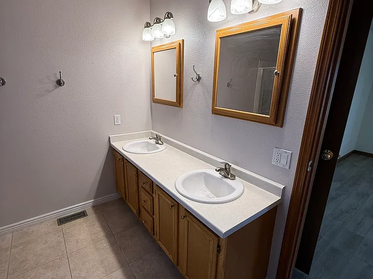725 Pennington Dr — Photo 17
