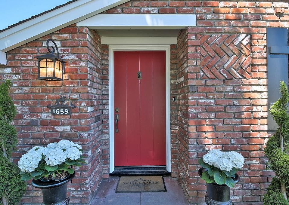 1st image of 1659 Collingwood Ave