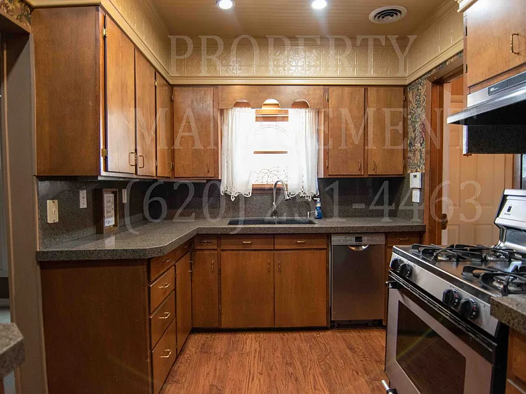 706 W 1st St — Photo 2