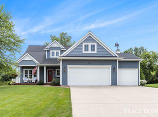 7 Fox Point Ct NE, Ada, MI 49301