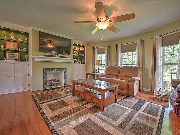 3rd image of 484 Austin Cir