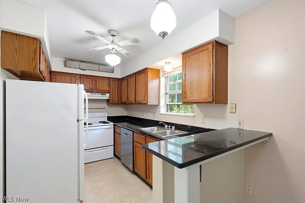 3 bed, 1.0 bath, 1072 sqft, $1,450 — Photo 2