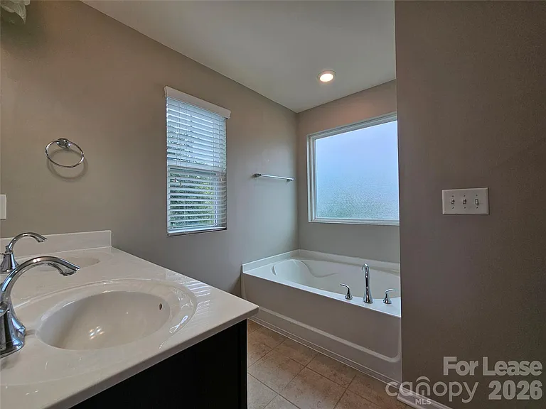 3233 Yarmouth Ln — Photo 12