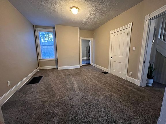 3rd image of 6636 Vine St