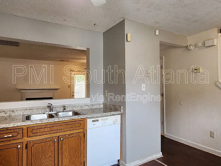 1681 Winchester Way SE — Photo 7