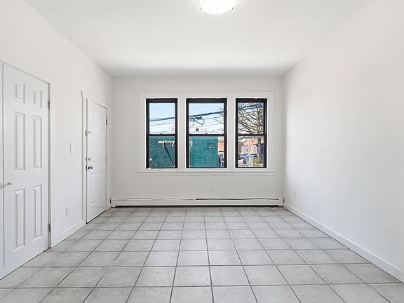 5th image of 221 Ridge St APT 1