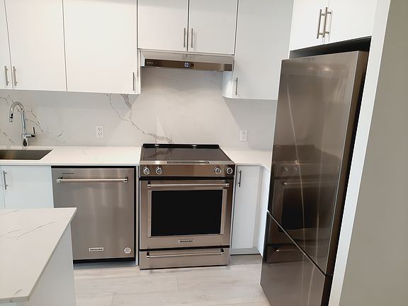 5th image of 9000 Jane St #419