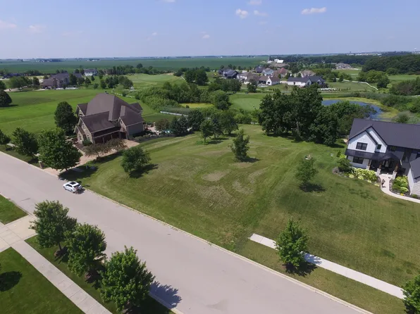 7555 Fairway Dr, Yorkville, IL 60560