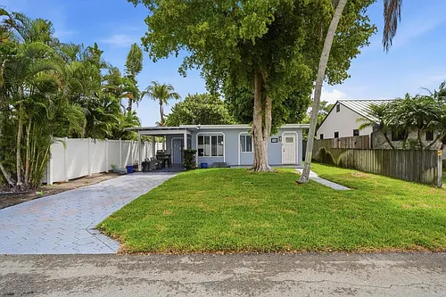712 NE 10th Ave Photo 1