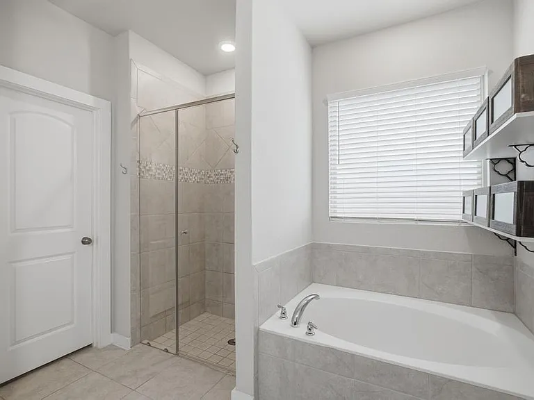 2431 Valencia Crst — Photo 15