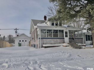 3026 Cleveland St, Clinton, IA 52732