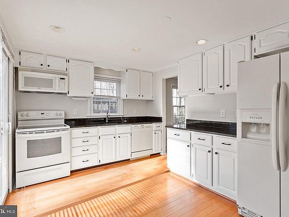 5th image of 5833 New England Woods Dr