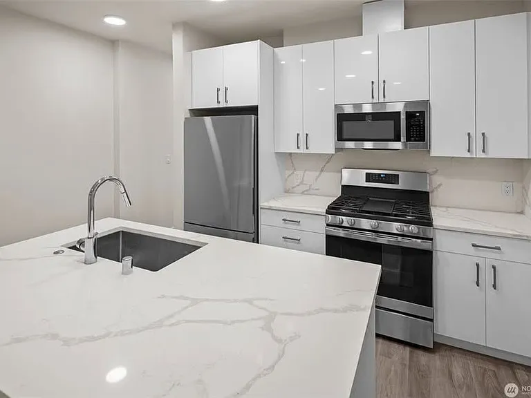 17XX Harbor Ave SW #303 — Photo 8