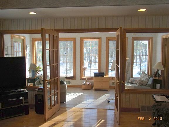 5th image of 957 Holly Ln