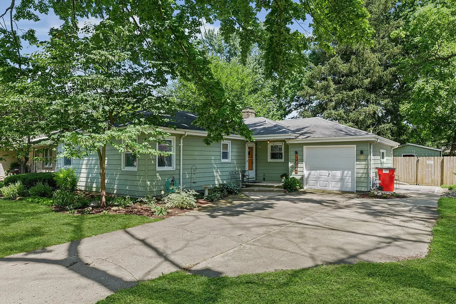 1704 Chevy Chase Dr photo 1